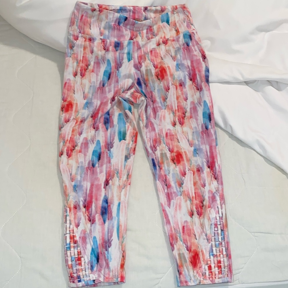Madden Feather Workout Capris Medium
